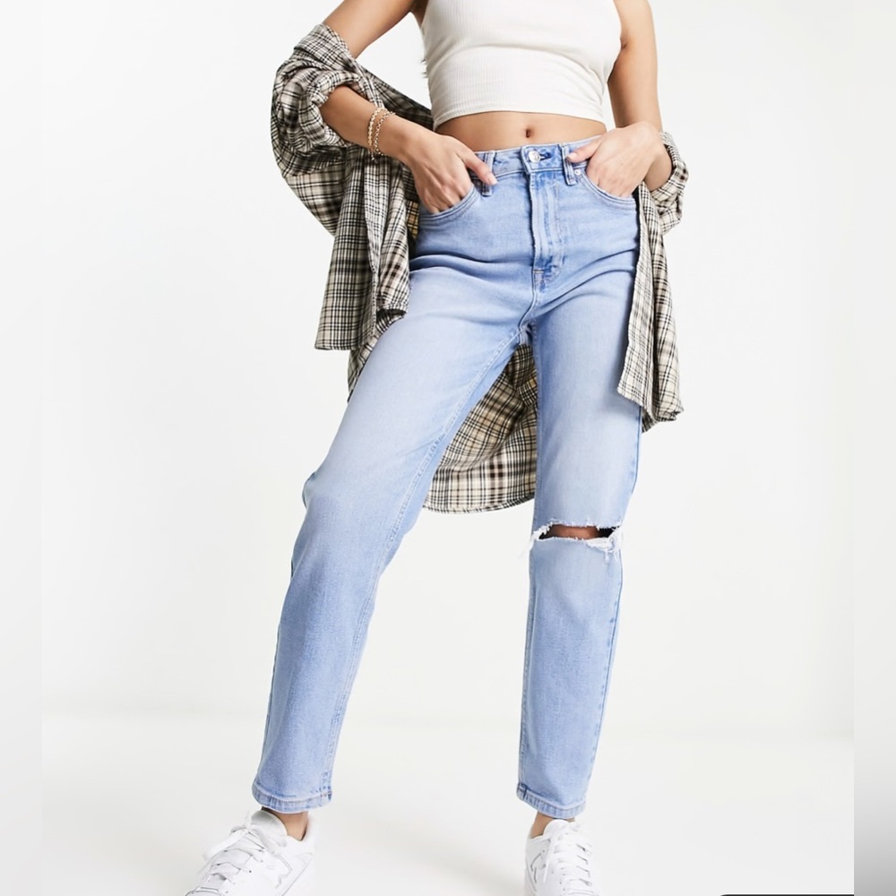 Stradivarius Stretch Cotton Slim Fit Mom Jean with Rip in Light Wash size 6